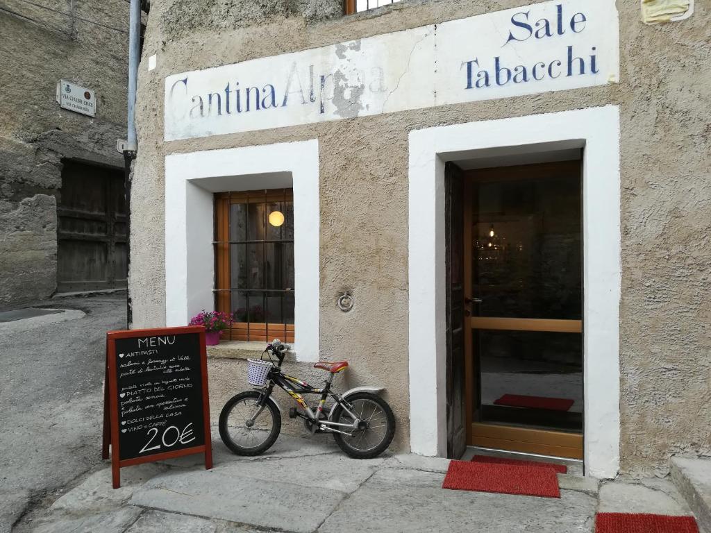 SalabertanoCantina Alpina的停在商店前的自行车