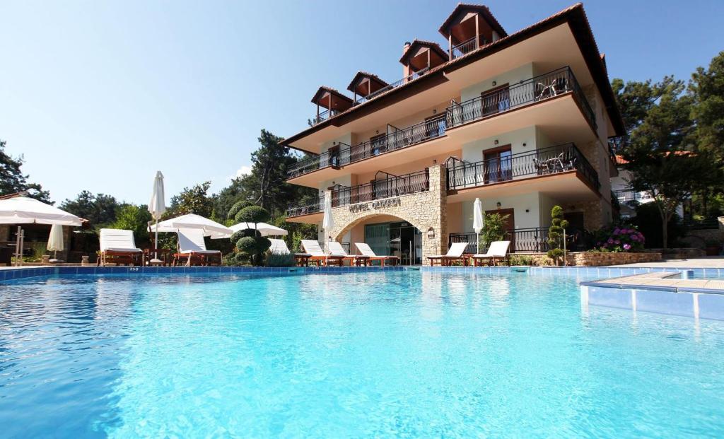 萨索斯格丽卡迪酒店的酒店前方的大型游泳池