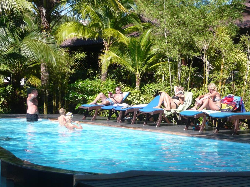 沙拉海滩沙拉德小屋酒店的一群人坐在游泳池里
