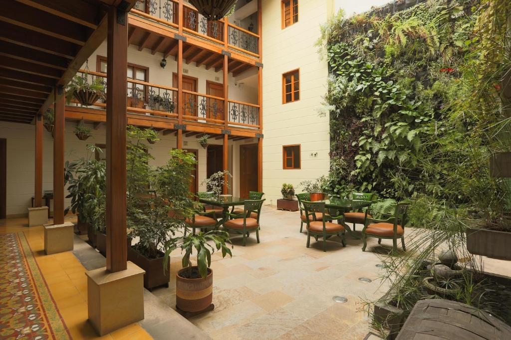 波哥大圣露西亚精品温泉酒店的户外庭院设有桌椅和植物