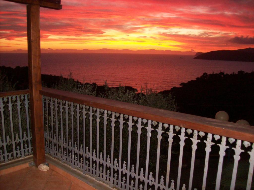 卡波利韦里Villatramontistella的从房子的阳台上欣赏日落