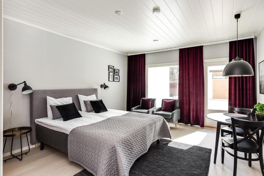 卡拉约基Rantakallan Hongisto huoneistot的卧室配有一张床和一张桌子及椅子