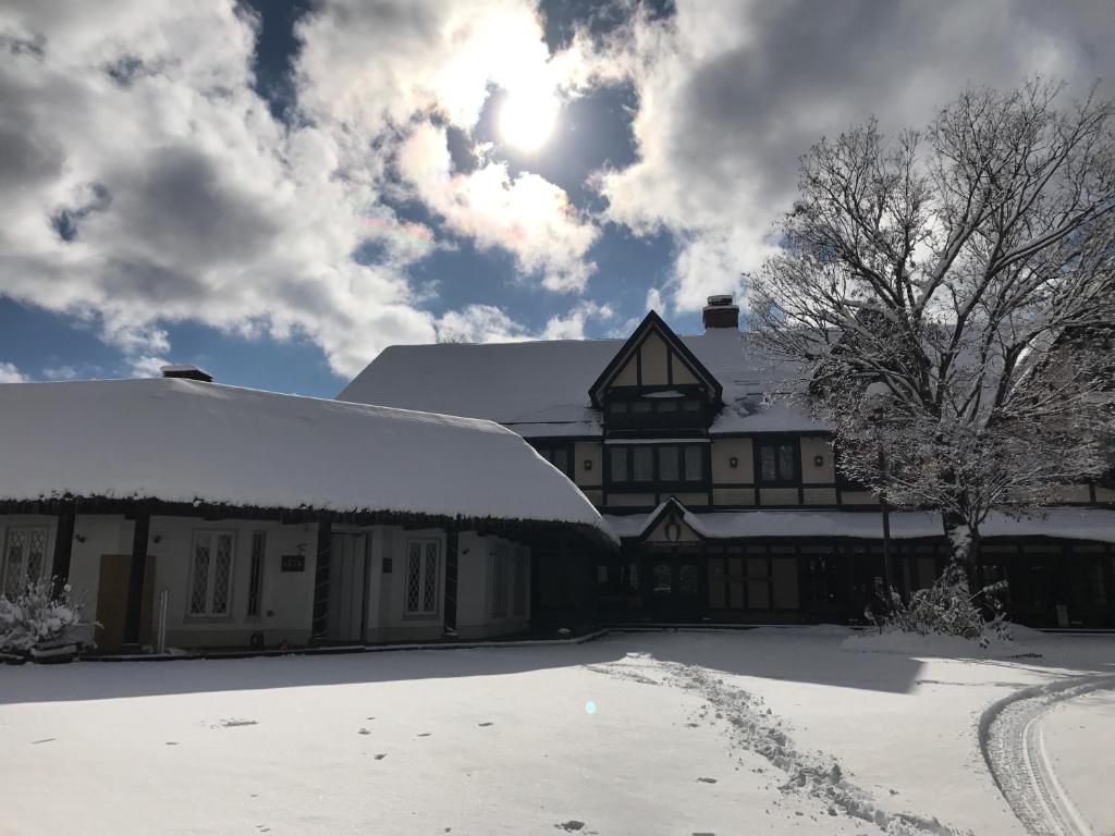 白马村莎士比亚酒店的一座被雪覆盖的建筑,天空中充满了阳光