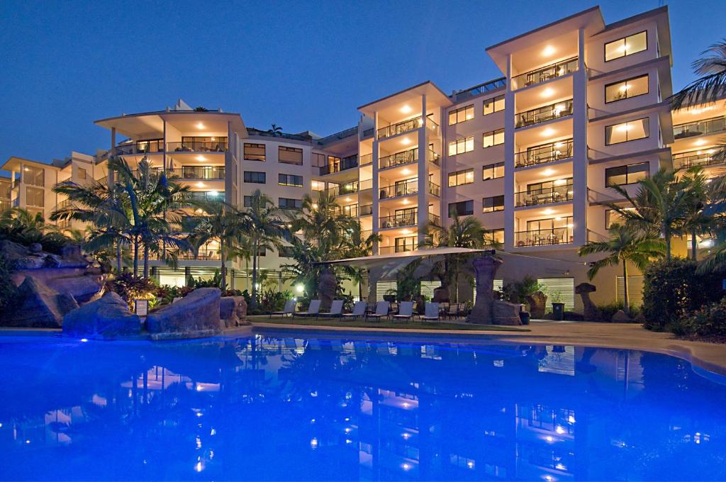 亚历山德拉岬角亚历山大幻境海岬公寓的一家在晚上设有大型游泳池的酒店