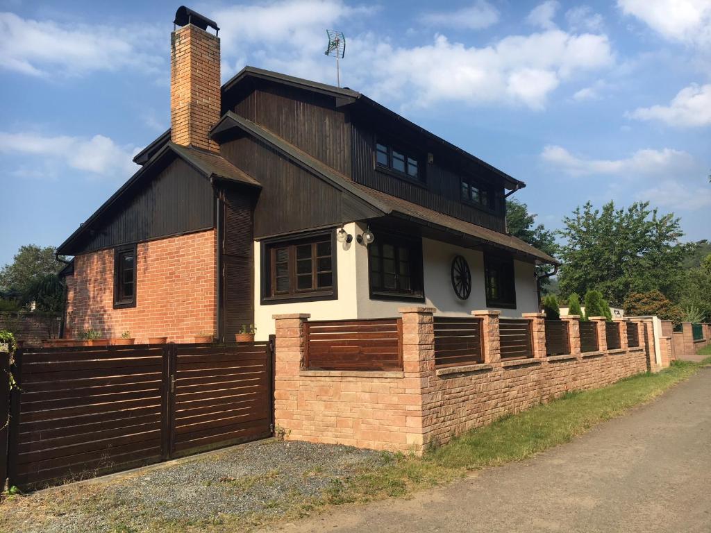 PřívlakyCHATA Privlaky的砖墙和围栏的房子