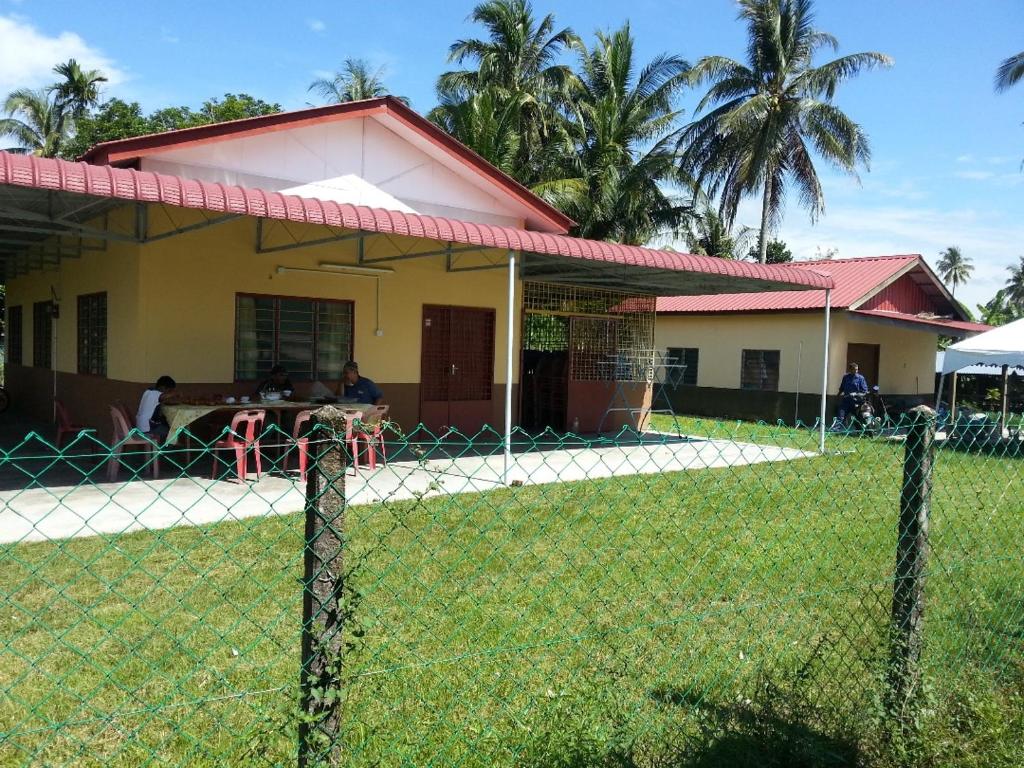 甲抛峇底Homestay Zulaika Kota Aur的前面有围栏的房子