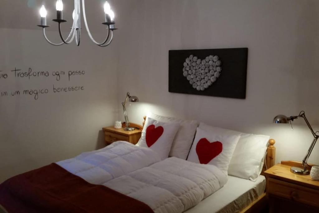 Telveil bosco in casa的卧室配有一张墙上心灵床