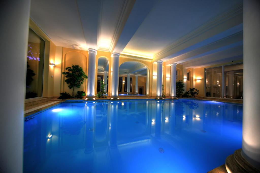 斯维诺乌伊希切北极星酒店的一座带柱子的建筑里的大型游泳池
