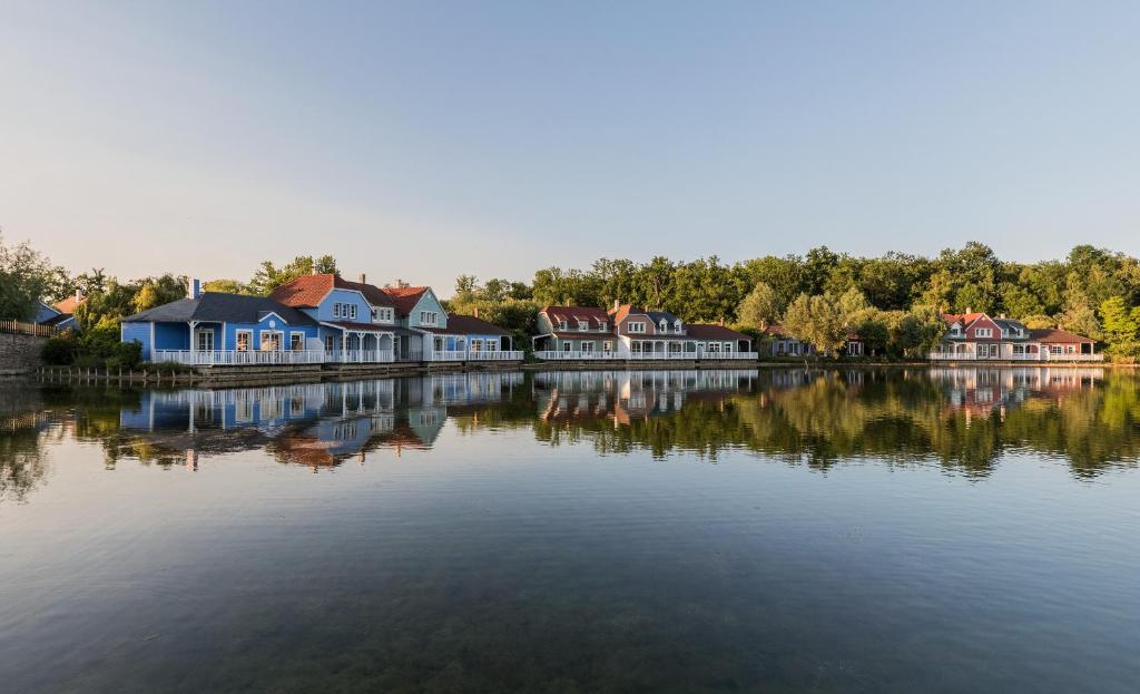 沙穆伊Center Parcs Le Lac d’Ailette的湖岸上的一群房子