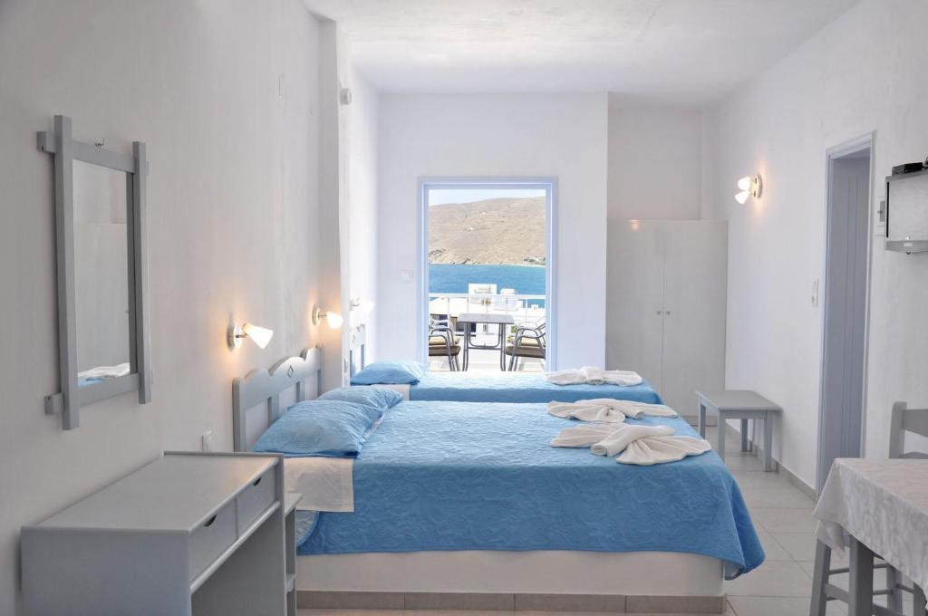 阿吉亚利Studios Akrogiali的一间带两张床的卧室,享有海景
