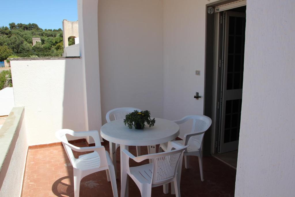 加利亚诺德尔卡波Marina Novaglie - 300m mare的阳台上配有白色的桌椅