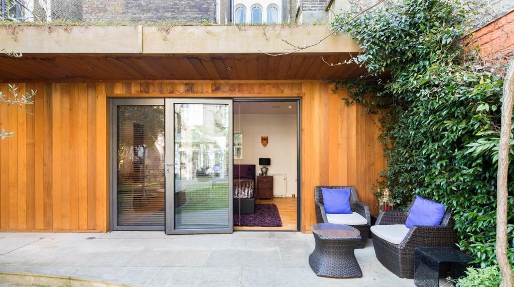 伦敦诺丁山浪漫旅馆的庭院配有两把椅子和一张桌子