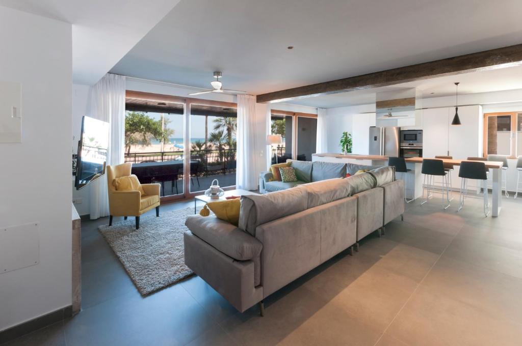 甘迪亚Ag Casa Del Mar Premium的带沙发的大客厅和厨房
