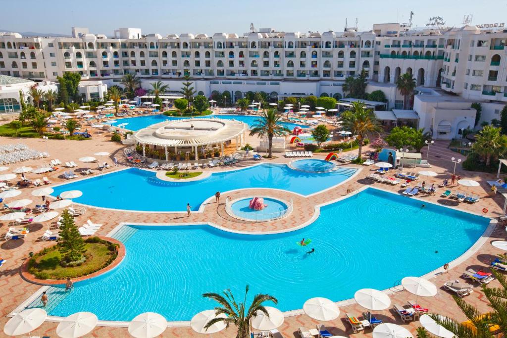 哈马马特穆拉迪门扎酒店的享有酒店空中景致,设有2个游泳池
