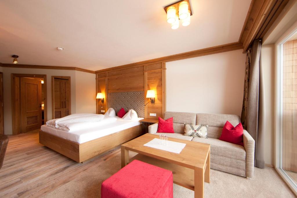 格伦索嫩霍夫酒店的一间卧室配有一张床和一张沙发