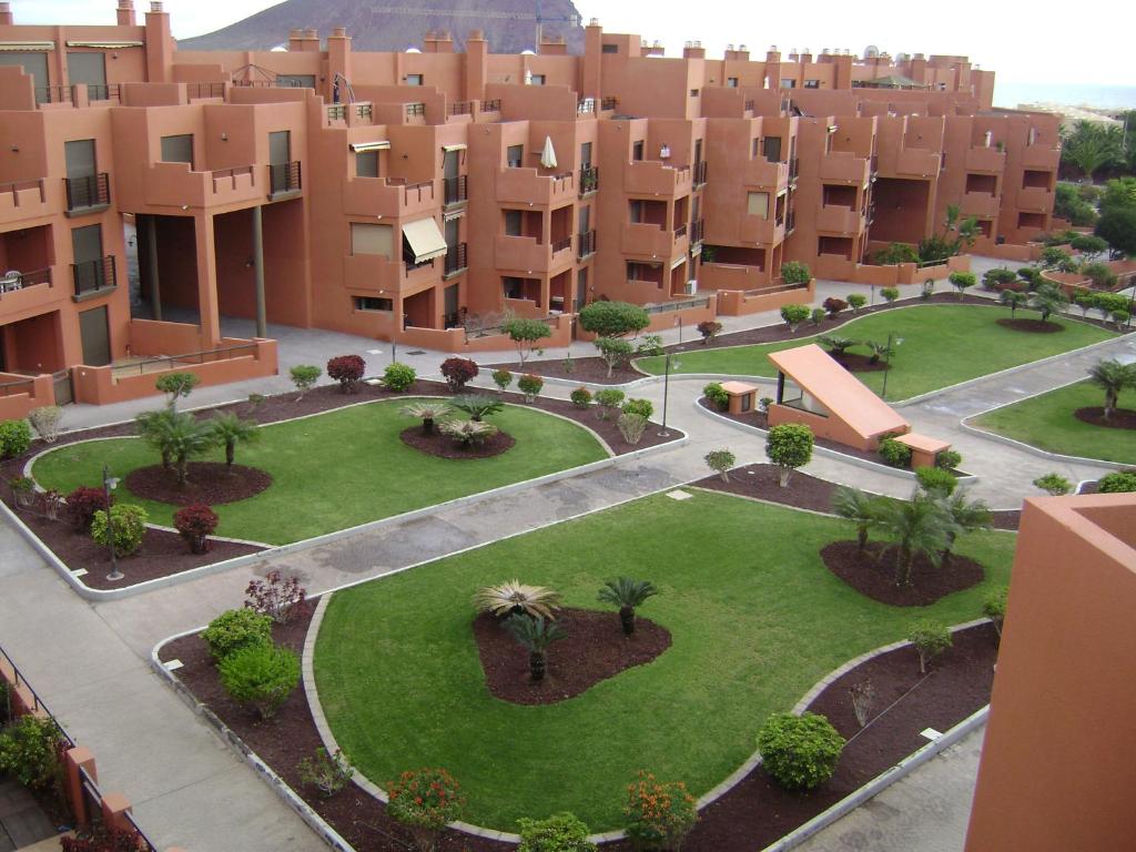 厄尔梅达诺索塔文托III公寓的享有公寓大楼空中和公园的景致