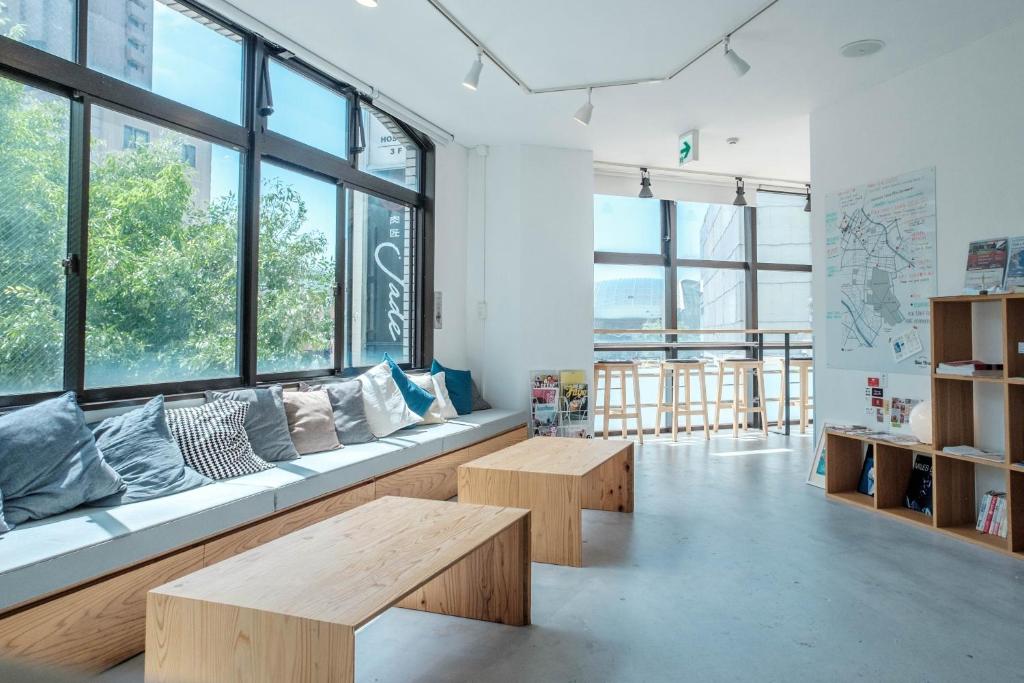 金泽金泽蓝色时光旅舍 的客厅设有长凳和窗户。