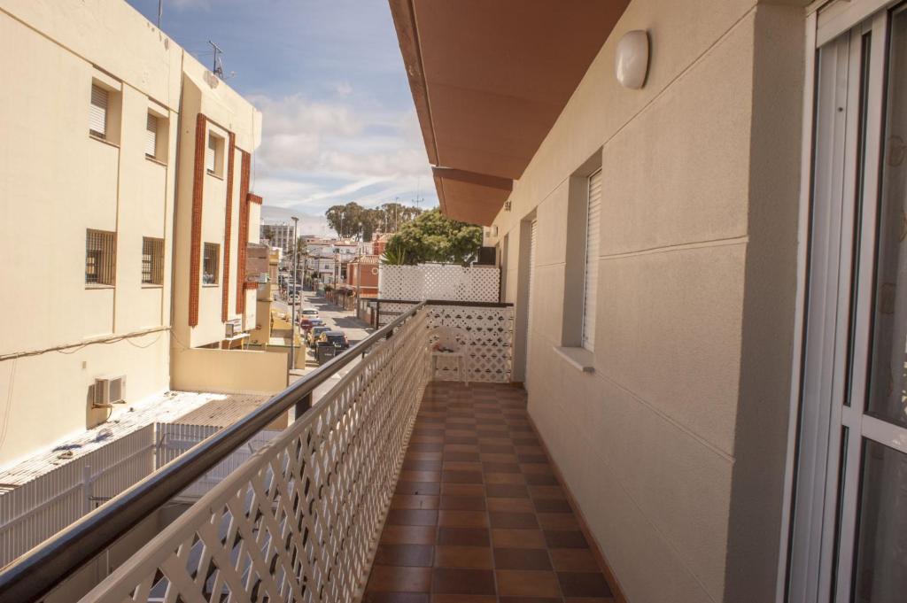 罗塔Apartamento Marina con garaje的享有街道景色的建筑阳台