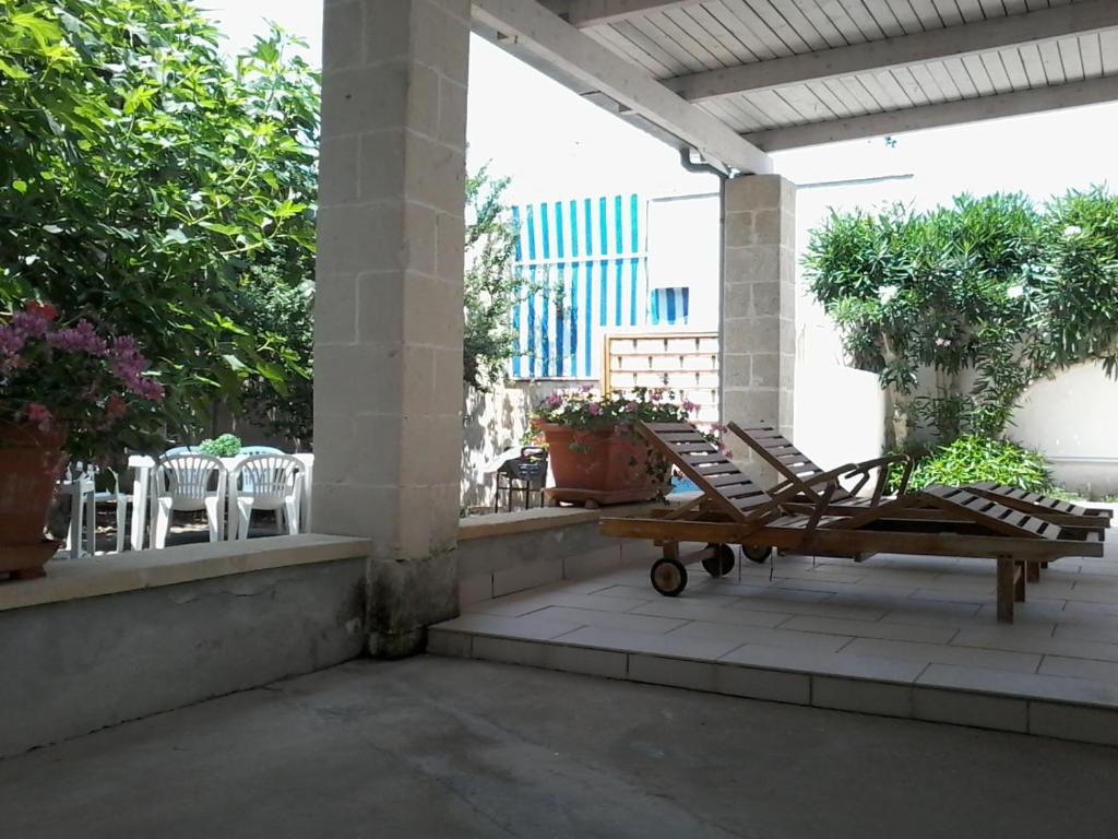 切萨雷奥港Casa Matteo的一组躺椅坐在庭院