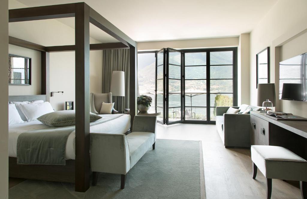 莱泽诺费拉瑞欧酒店的一间卧室配有一张大床和一张书桌