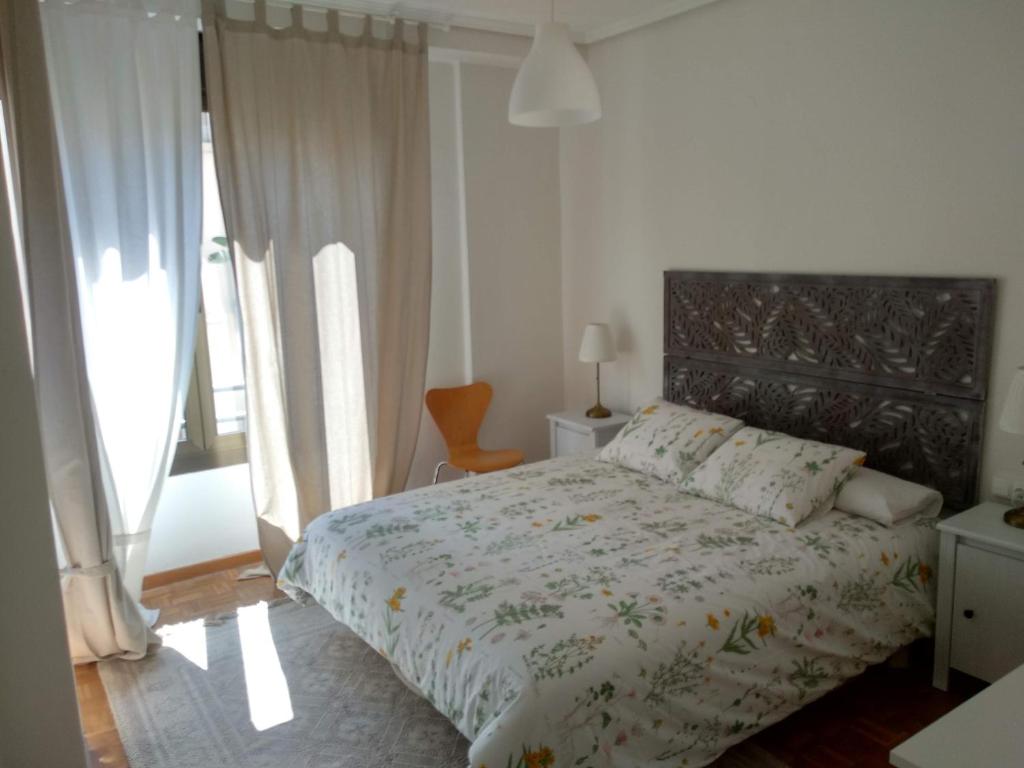 瓦伦西亚KM0 CENTRO CIUDAD的一间卧室配有一张带花卉床罩的大床