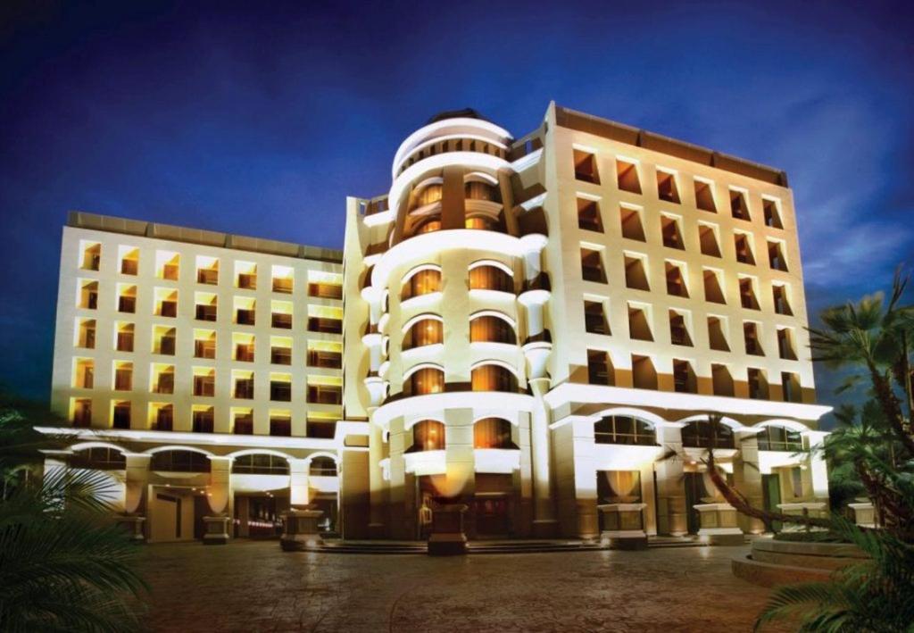 班邦孟马累瓦纳度假酒店的前面有灯的白色大建筑