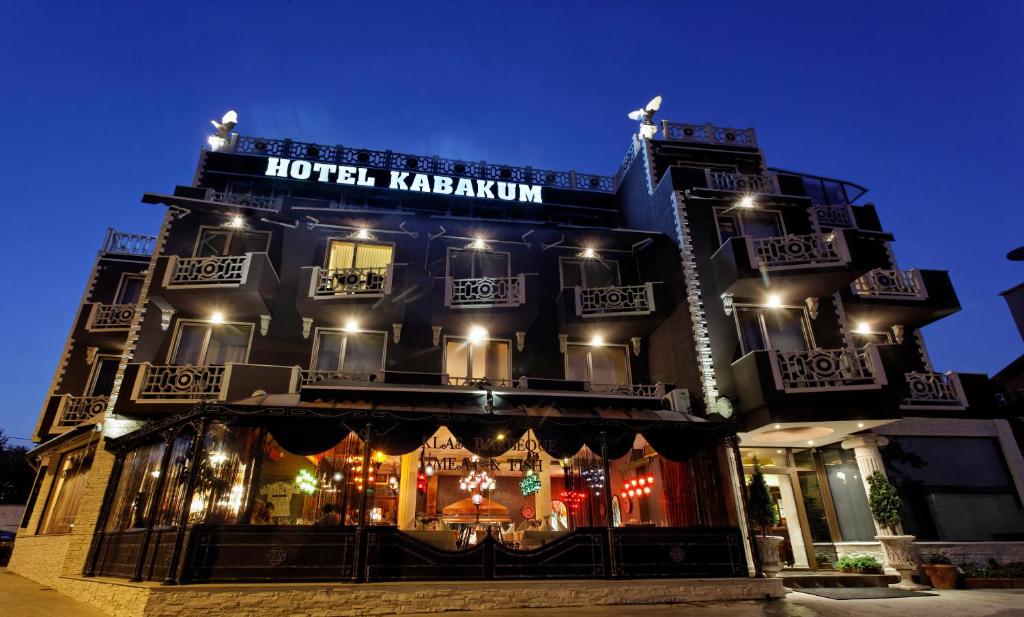 金沙Hotel Kabakum的酒店卡拉奇在晚上点燃
