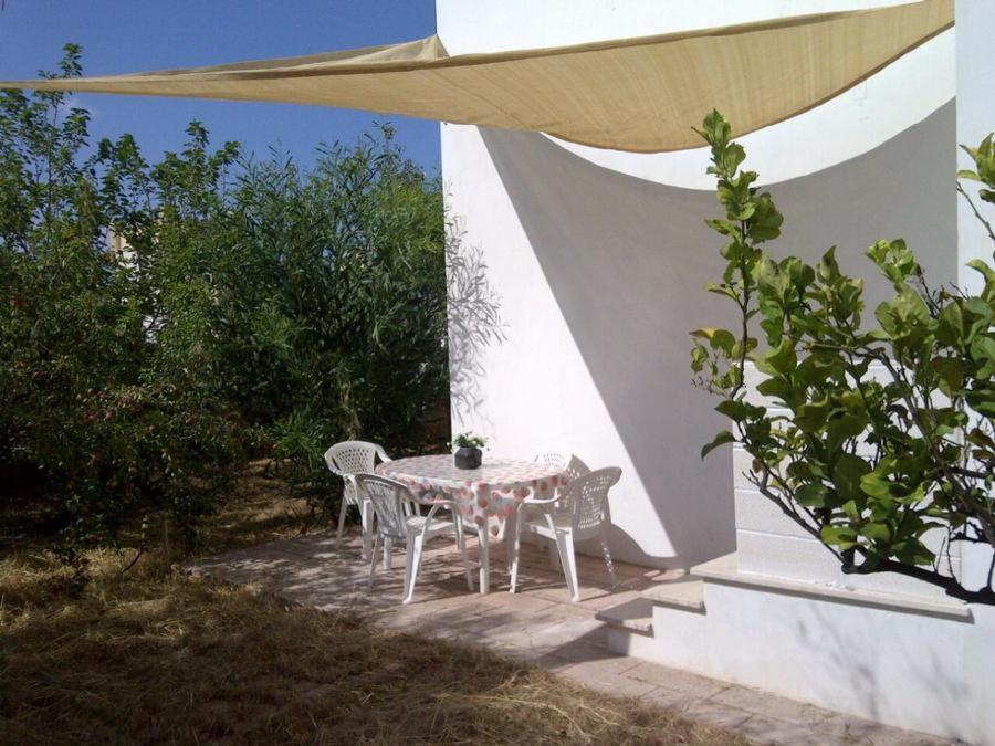 托雷苏达Villa Loredana的露台上的桌椅和遮阳伞
