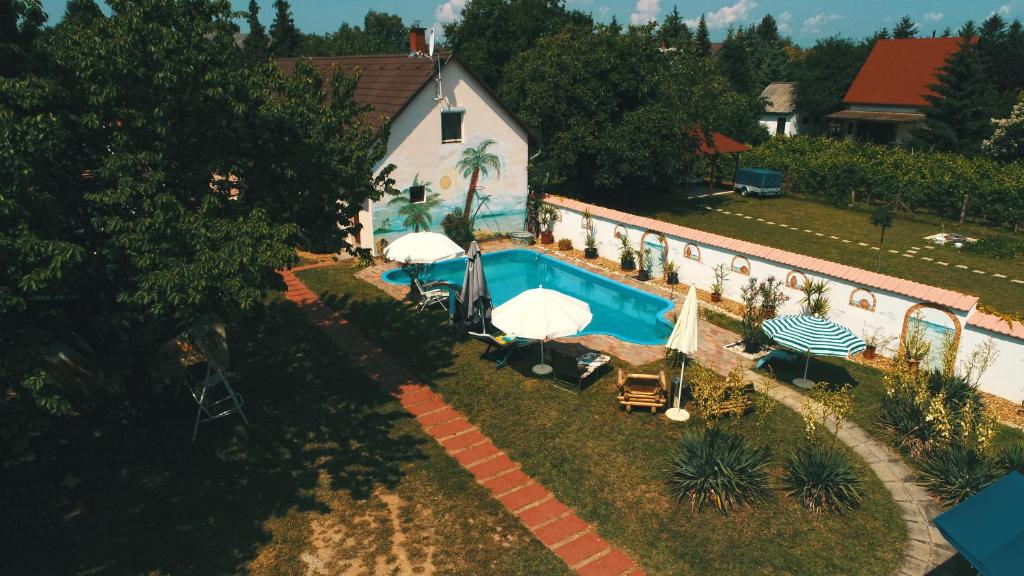 巴拉通雷勒Pension Elisabeth的享有带遮阳伞的游泳池的顶部景致