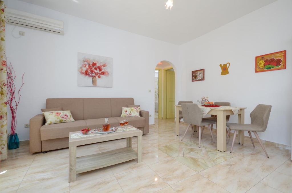 阿吉奥斯普罗科皮奥斯Kapris House的客厅配有沙发和桌子