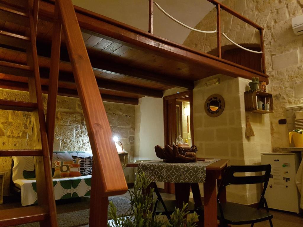特拉尼Guesthouse A Casina b&b的一间带桌子和螺旋楼梯的厨房