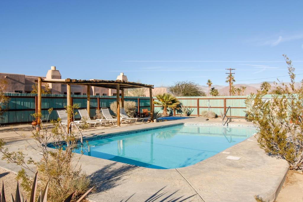 博雷戈斯普林斯博雷戈山谷宾馆的一个带椅子的游泳池和一个凉亭