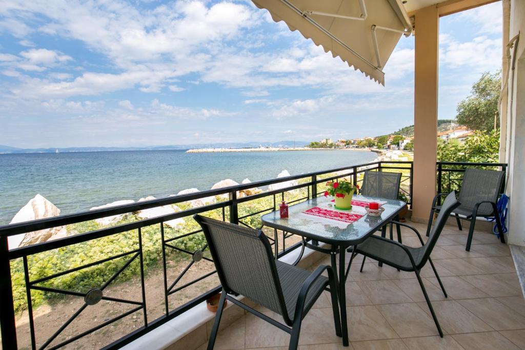 斯卡拉卡里拉奇斯Kallisti Apartment的一个带桌椅的海景阳台