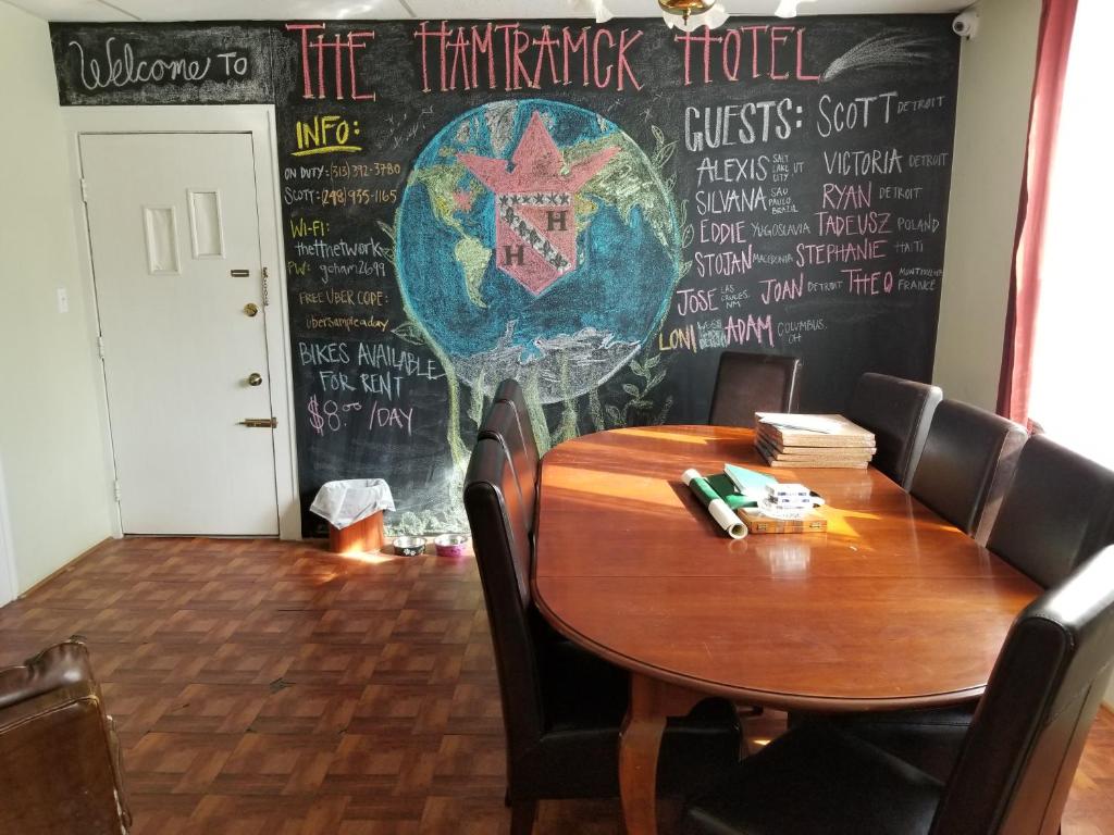 底特律Hamtramck Hostel的墙上挂着粉笔的餐桌