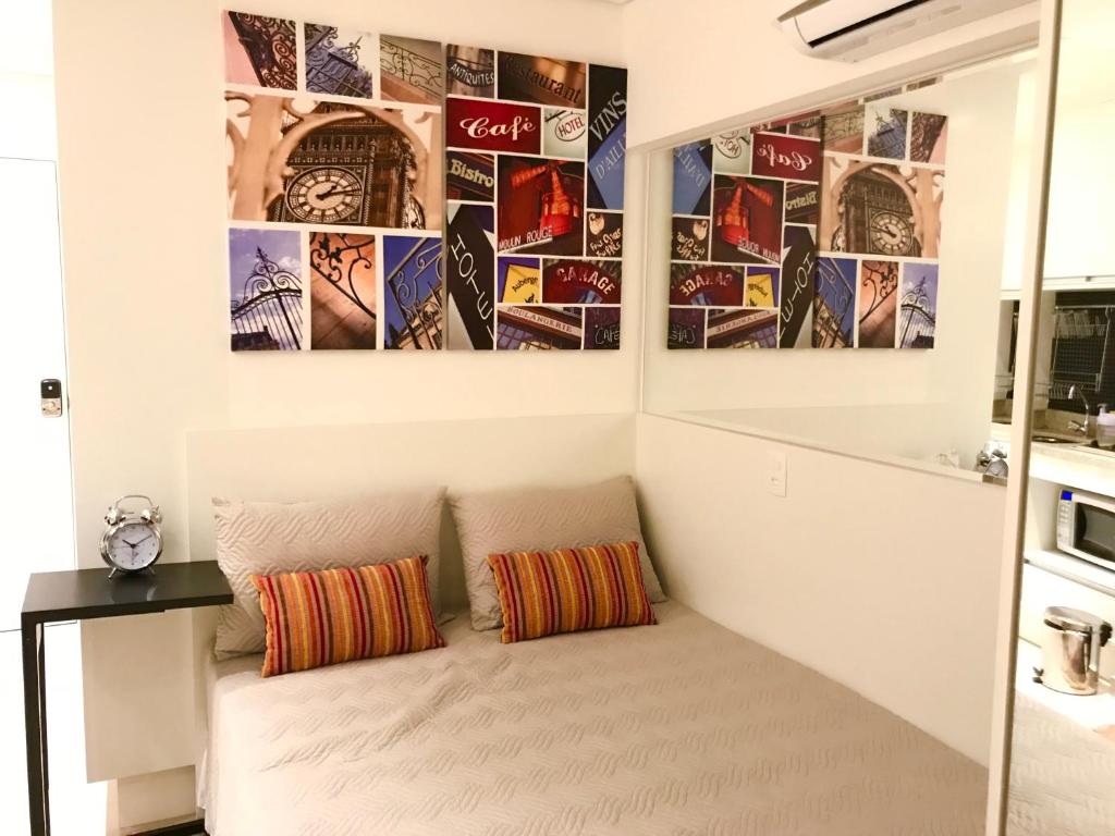 圣保罗Studio Augusta的墙上有两张照片的房间
