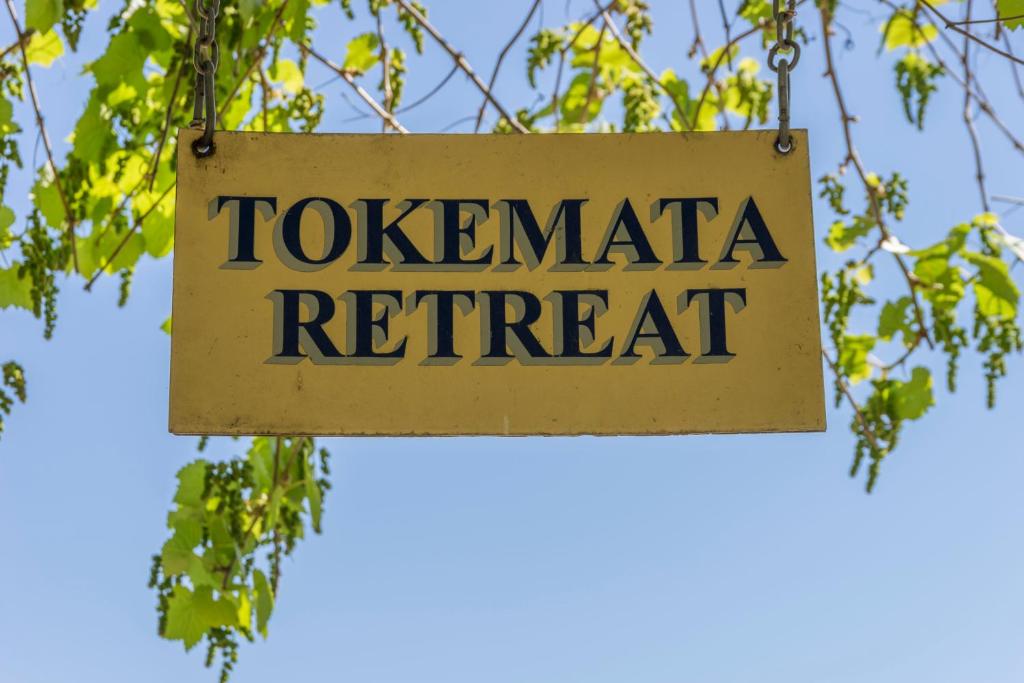 科布勒姆托柯玛塔度假酒店的挂在树上的 ⁇ 树隐退的标志