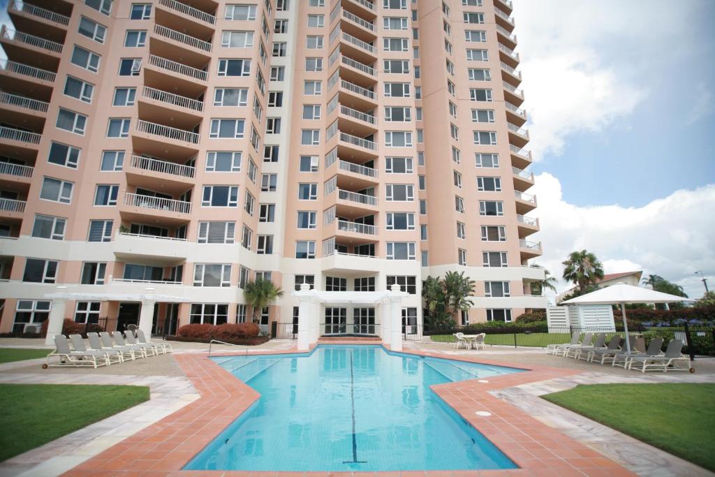 黄金海岸Belle Maison Apartments - Official的大型公寓大楼前的游泳池