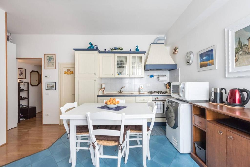 佛罗伦萨戴安娜之家公寓的小厨房配有白色的桌子和椅子
