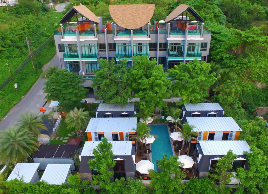 芭东海滩Bukit Pool Villas - SHA Extra Plus的享有带游泳池的建筑的空中景致