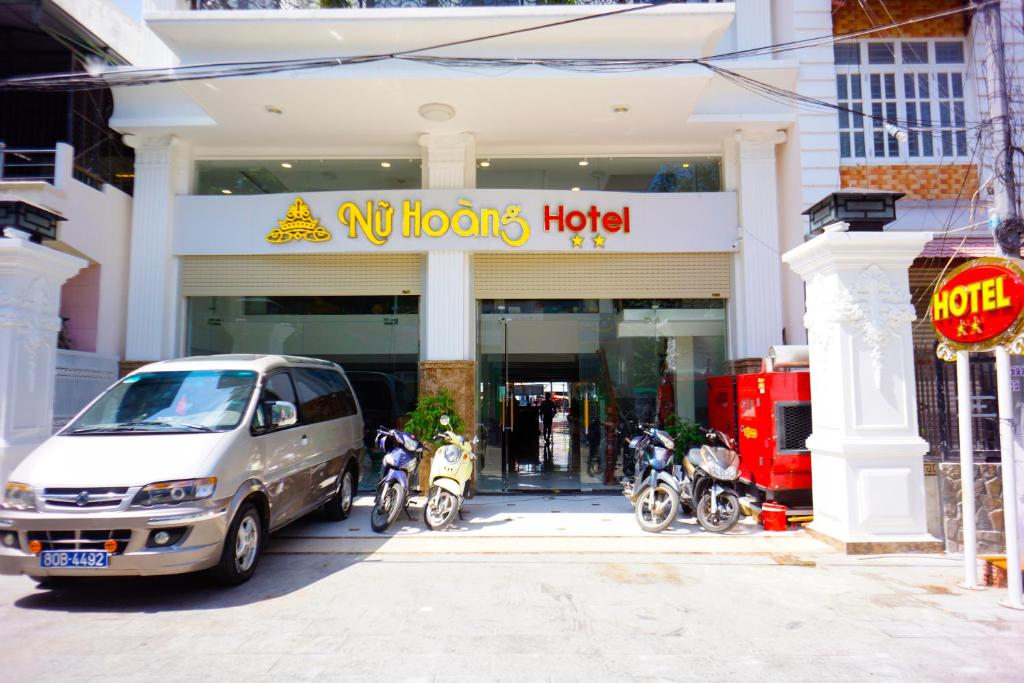 潘郎NỮ HOÀNG HOTEL的停在商店前面的一辆摩托车车