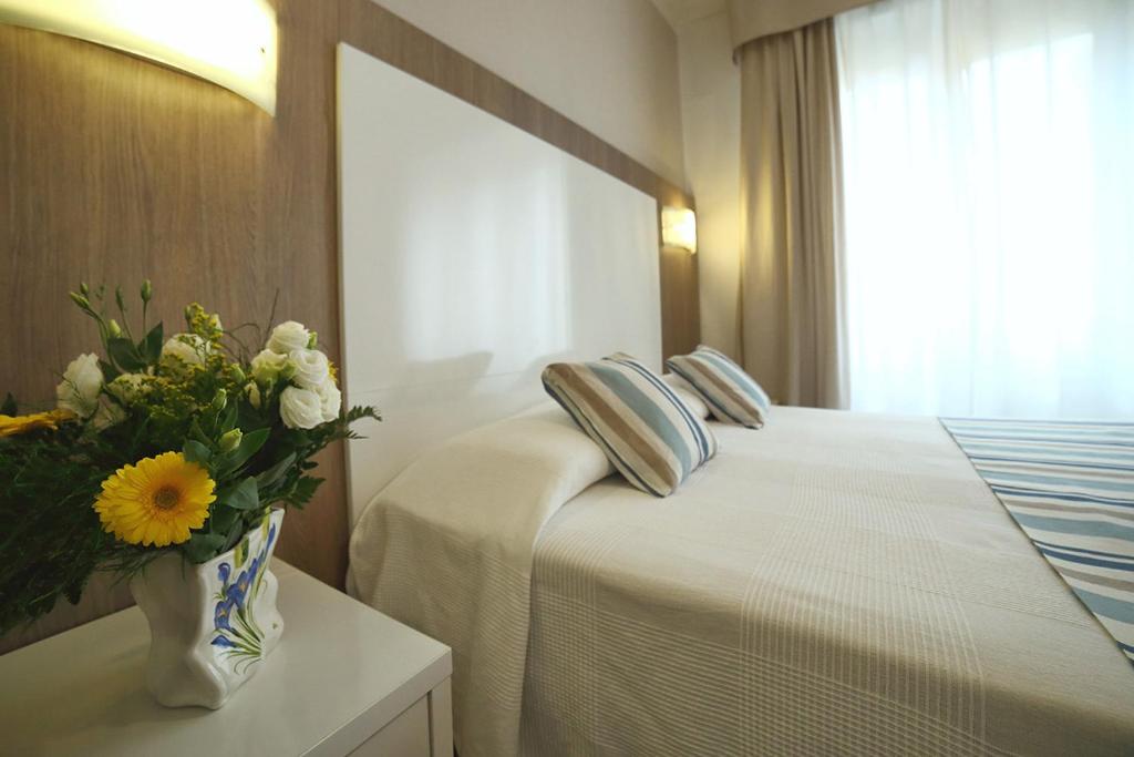 东塞斯特里Hotel Villa Rosa的一间酒店客房,配有一张花瓶床
