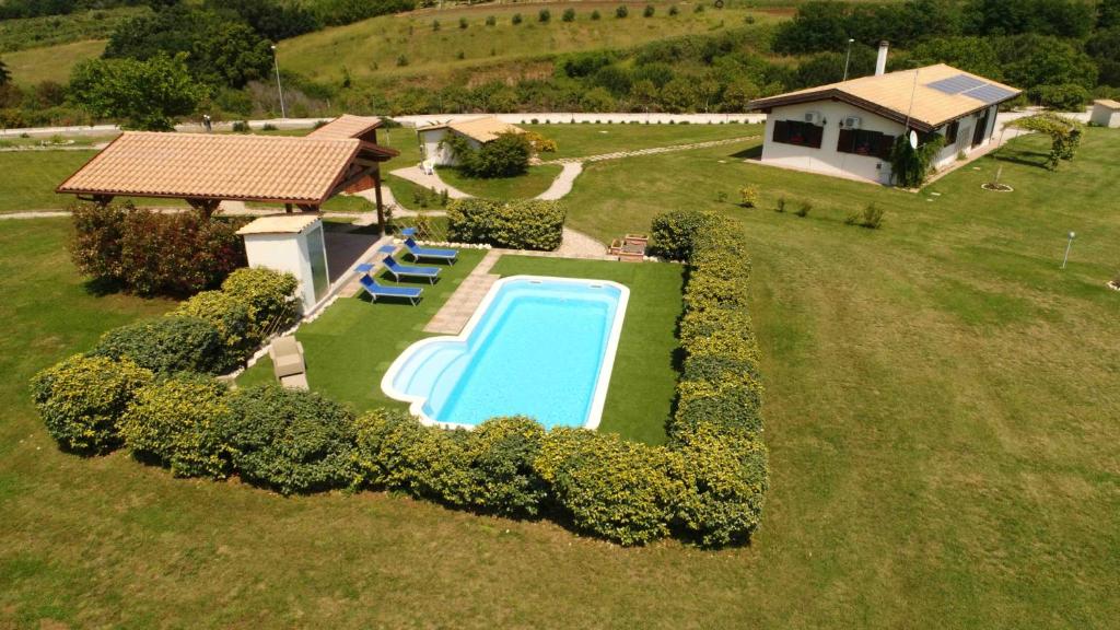 阿普里利亚La collina delle fonti的享有带游泳池的房屋的空中景致
