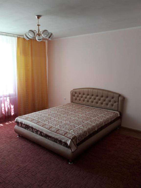 切尔卡瑟Апартаменты в центре的一间带床的卧室,位于带窗户的房间内