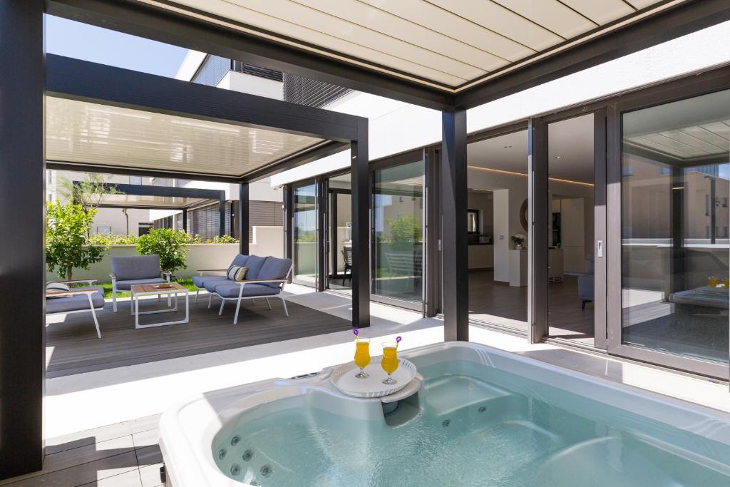 扎达尔Shell Luxury Residences with Pool and Whirlpool的庭院内带热水浴池的房子
