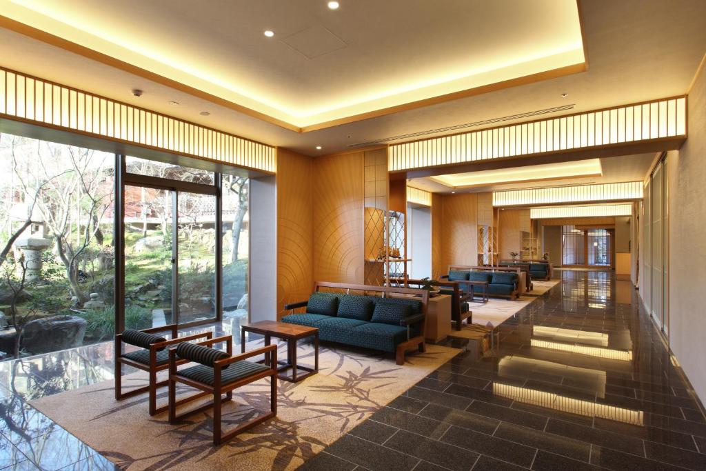 京都然林房旅馆的大楼内带蓝色沙发和椅子的大堂