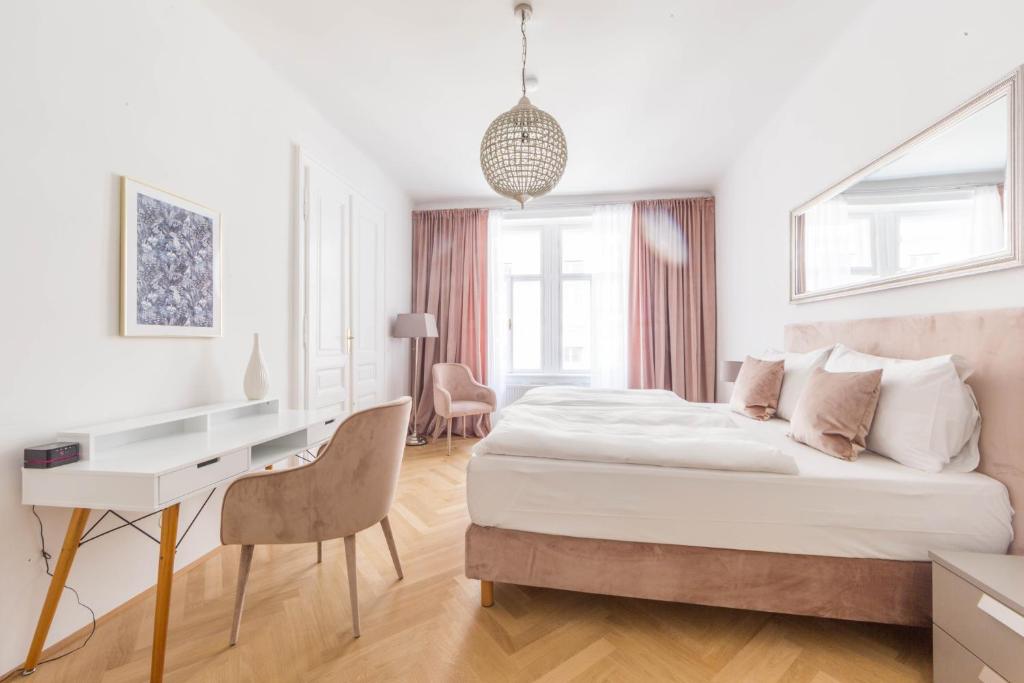 维也纳City Stay Vienna – Spittelberg的白色卧室配有床和书桌