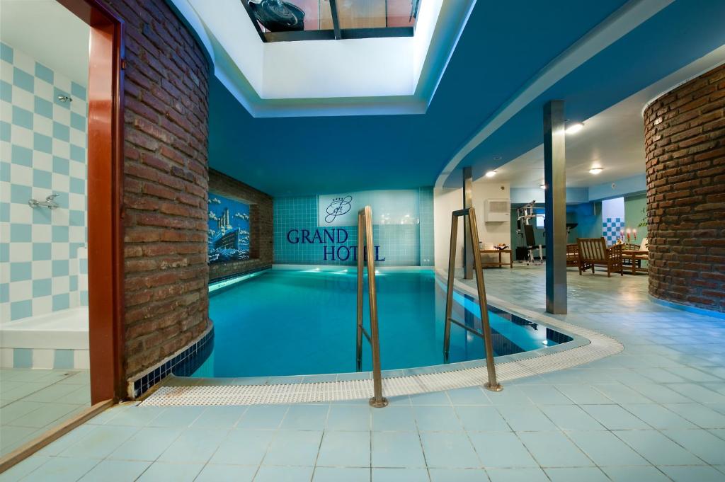 特热比奇Grand Hotel的一个带游泳池的房间中的一个大型游泳池