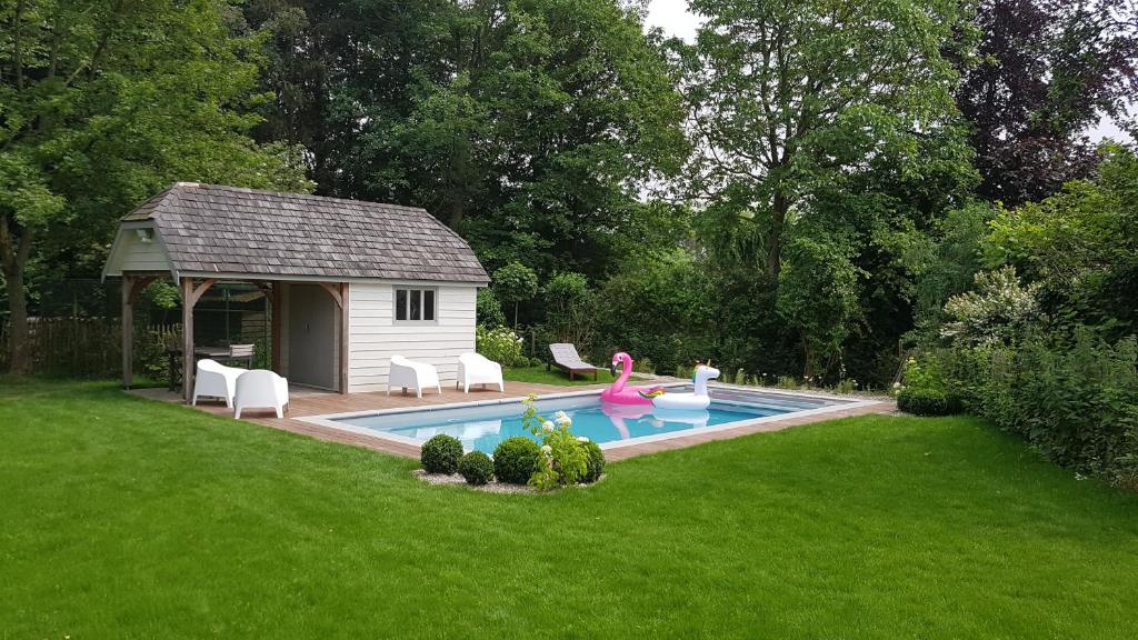 让布卢勒萨特克拉尔酒店的后院的游泳池,游泳池里设有粉红色美人鱼