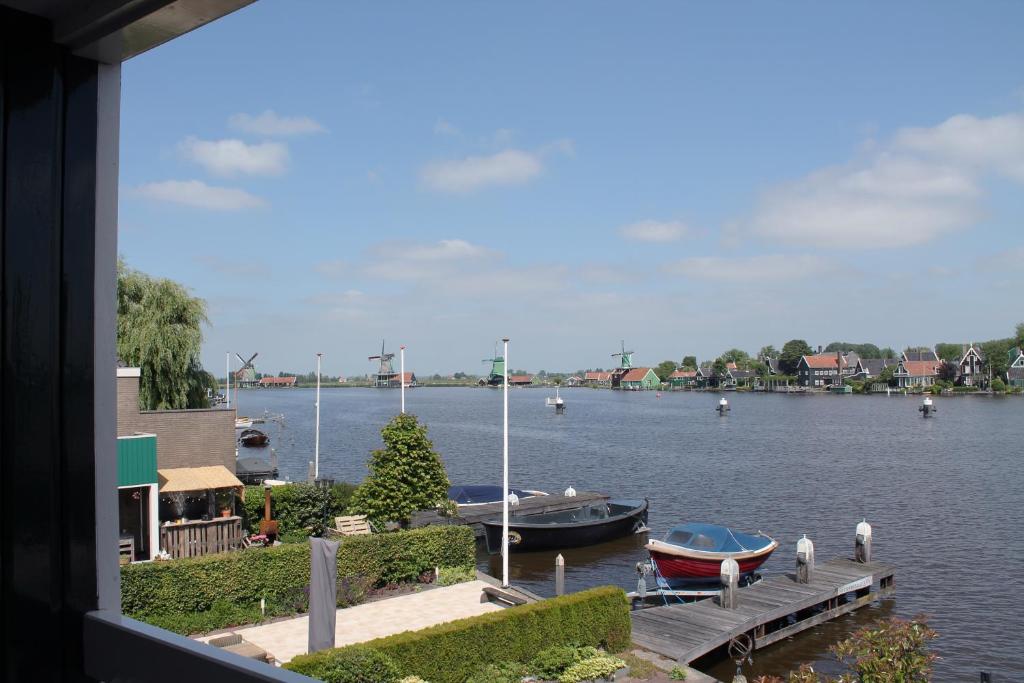 ZaandijkBoutique Hotel Zaan的享有河流和水中船只的景色
