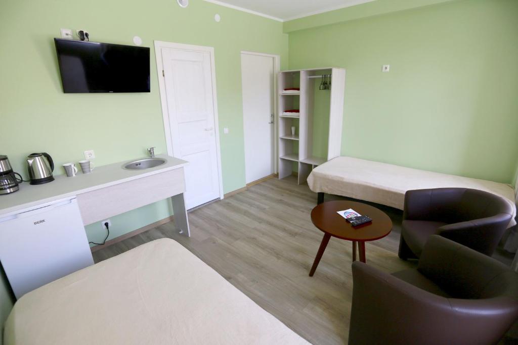 哈普萨卢Hostel Sport的小房间设有一张床和一张书桌